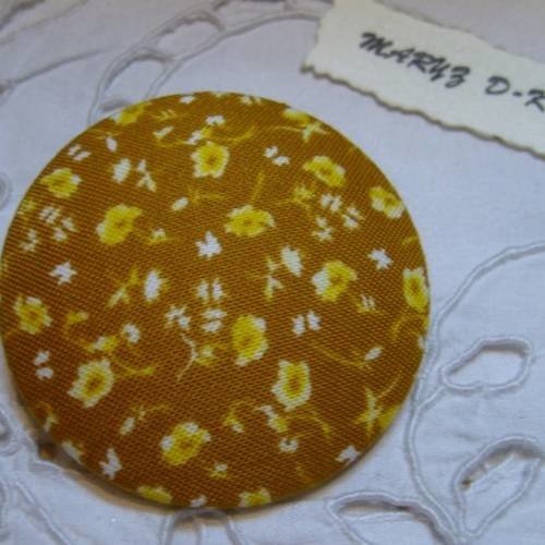 Gros bouton tissu  50mm " petites fleurs jaunes fond caramel "