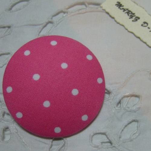 Gros bouton  tissu  50mm " gros pois blanc fond rose bonbon "