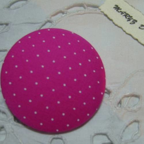 Gros bouton  tissu  50mm " petits pois blancs fond rose vif "