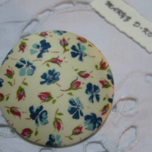 Gros bouton tissu  50mm " boutons de rose et fleurs bleues "