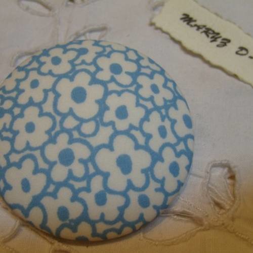 Gros bouton tissu 50mm " fleurs bleues fond blanc "