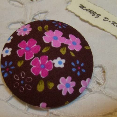 Gros bouton tissu 50mm " fleurs fuschia fond marron "