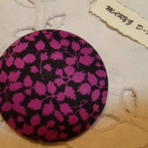 Gros bouton tissu 50mm " feuillage violet fond noir "