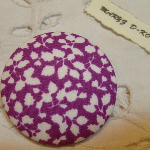 Gros bouton tissu 50mm " feuillage blanc fond violet "