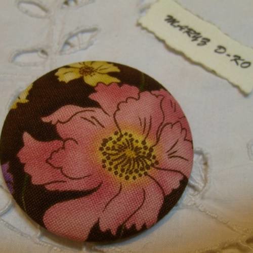 Gros bouton tissu 50mm " grosses fleurs fond marron 4"