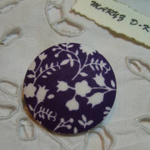 Bouton tissu 32mm " fleurs et feuillage blanc fond violet "