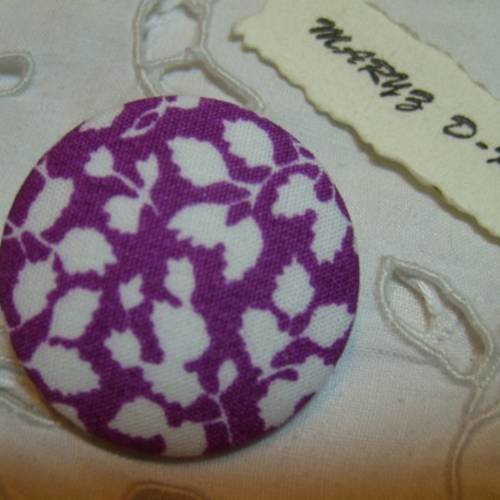 Gros bouton tissu 32mm " feuillage blanc fond violet "