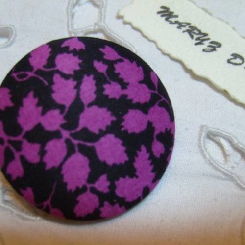 Bouton tissu 32mm " feuillage fuschia fond noir "