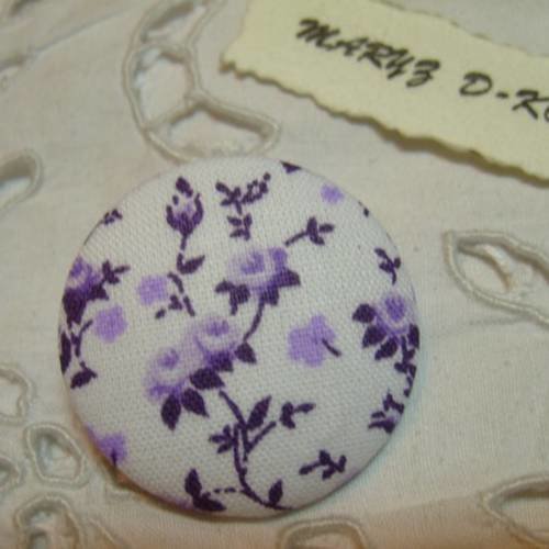 Gros bouton tissu 32mm " fleuri violet/mauve fond blanc "