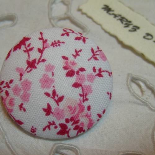 Bouton tissu 32mm " fleuri rose/rouge fond blanc "