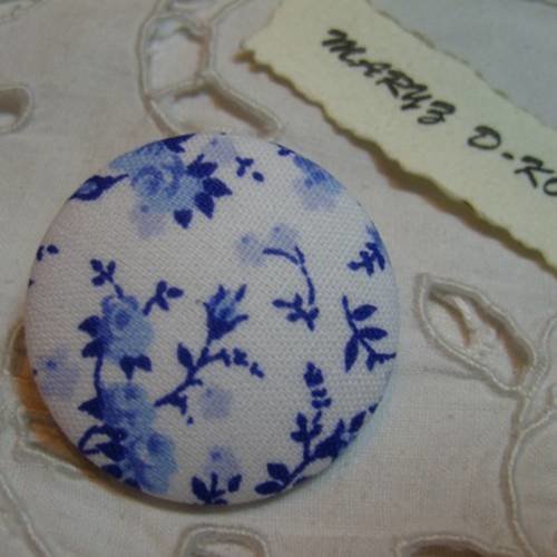 Gros bouton tissu 32mm " fleuri bleu fond blanc "