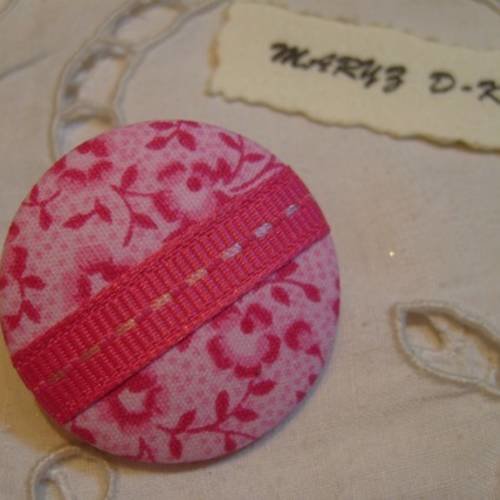 Gros bouton tissu 32mm " fleurs rouges fond rose/ruban rose "