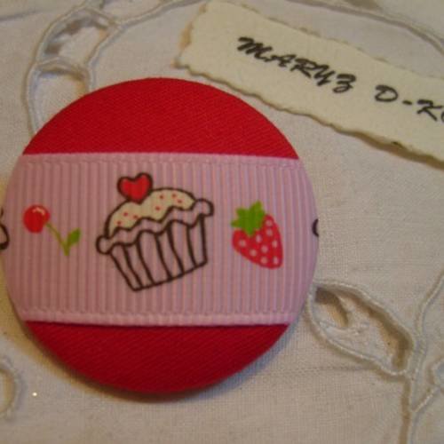 Gros bouton tissu  32mm " rouge galon cup cakes "