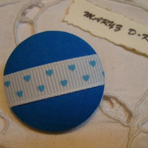 Gros bouton tissu  32mm " bleu galon blanc coeurs "