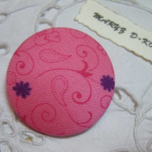 Gros bouton  tissu  40mm " fleurs violettes fond rose arabesques "