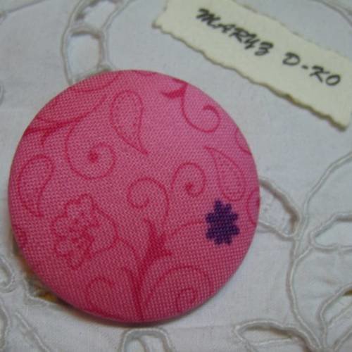 Bouton tissu  40mm fleurs violettes fond rose arabesques 2