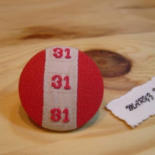 Gros bouton  tissu  32mm " rouge / ruban chiffre ancien ...31... "