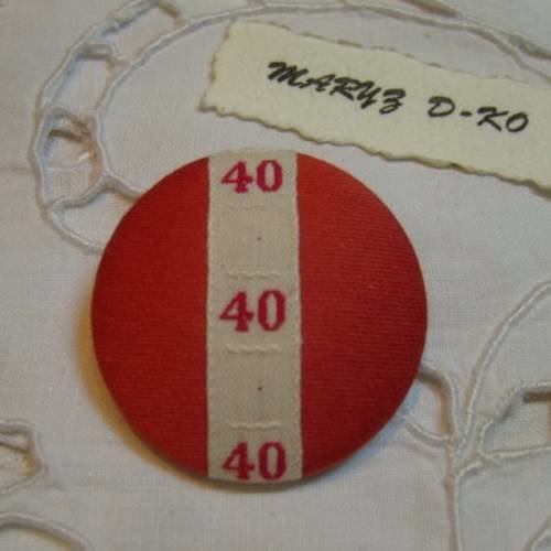 Gros bouton  tissu  32mm " rouge / ruban chiffre ancien ...40... "