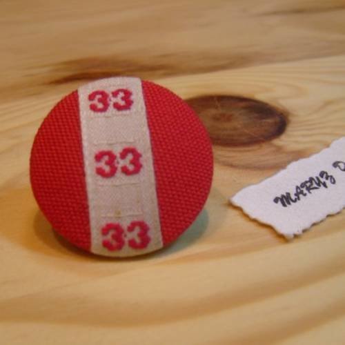Gros bouton  tissu  32mm " rouge / ruban chiffre ancien ...33... "