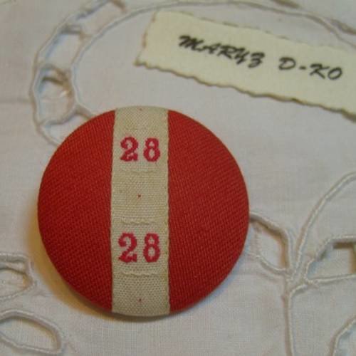 Gros bouton  tissu  32mm " rouge / ruban chiffre ancien ...28... "