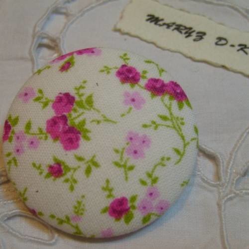 Gros bouton tissu  40mm " bouquet de fleurs rose fond blanc "