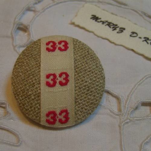 Gros bouton  tissu  32mm " naturel / ruban chiffre ancien ...33... "