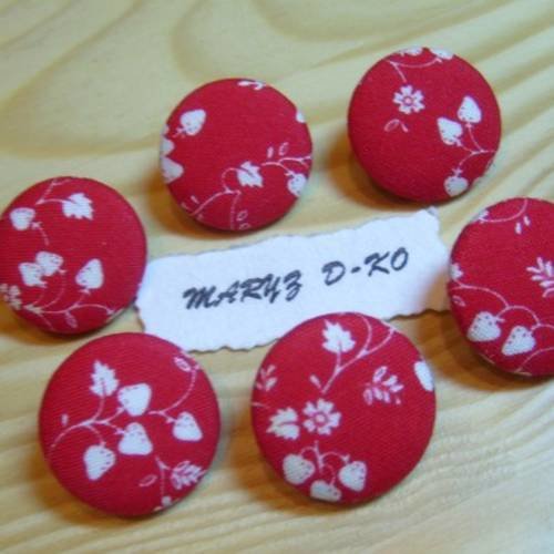 6  boutons tissu 22mm " fraises blanches fond rouge "