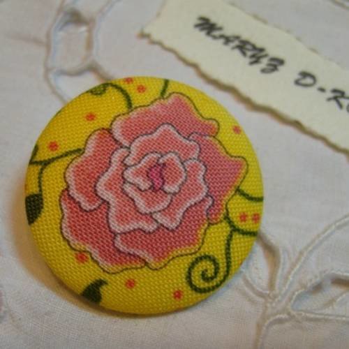Bouton tissu 32mm " fleur rose saumon fond jaune "