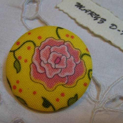 Bouton tissu 32mm " fleur rose saumon fond jaune 2"