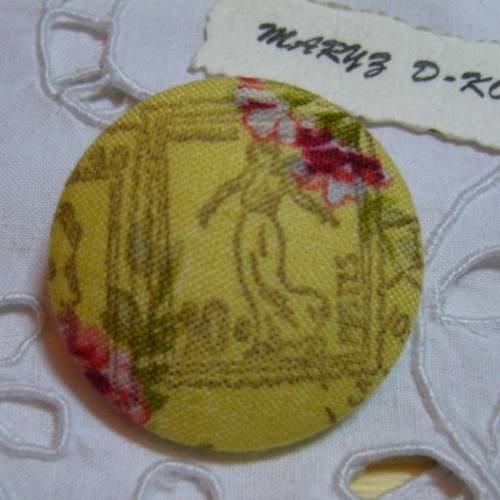  gros bouton tissu 36mm " romantique timbre fond jauni "