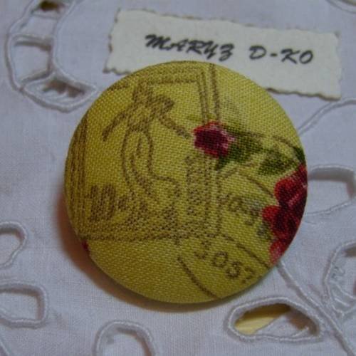  gros bouton tissu 36mm " romantique timbre et roses fond jauni "