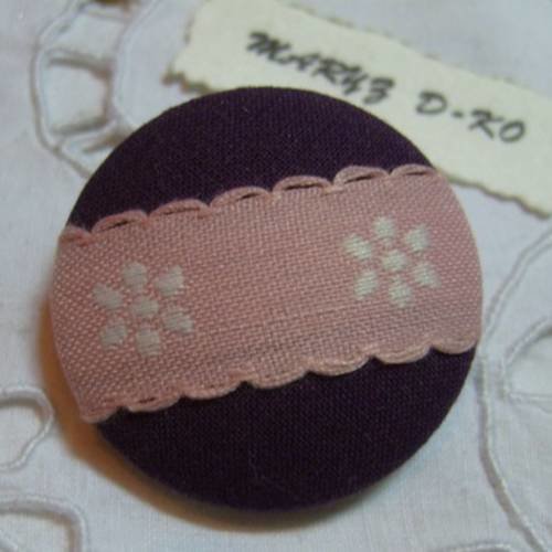 Gros bouton tissu 36mm" violet ruban vieux rose fleurs blanches "