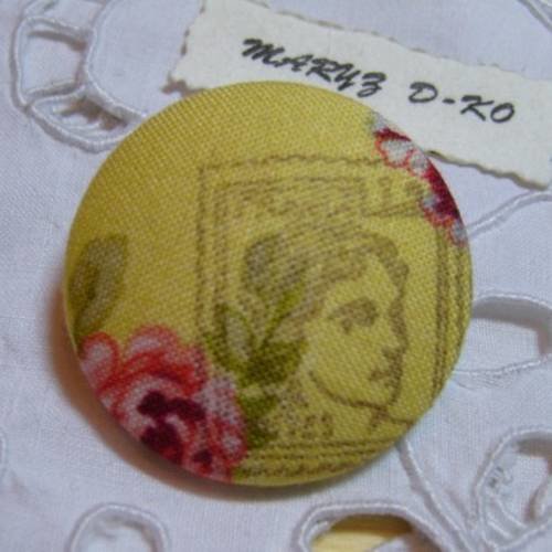  gros bouton tissu 36mm " romantique timbre portrait fond jauni "