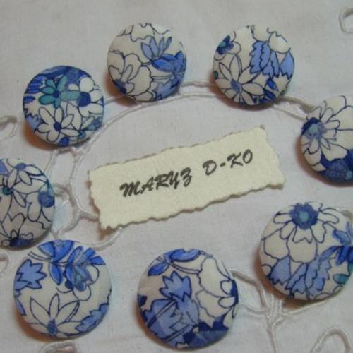 8 boutons tissu 20mm " fleurs bleu/blanc fond blanc "