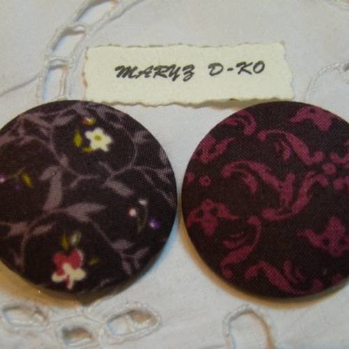 Duo boutons tissu 36mm " fleurs et arabesques fond prune "