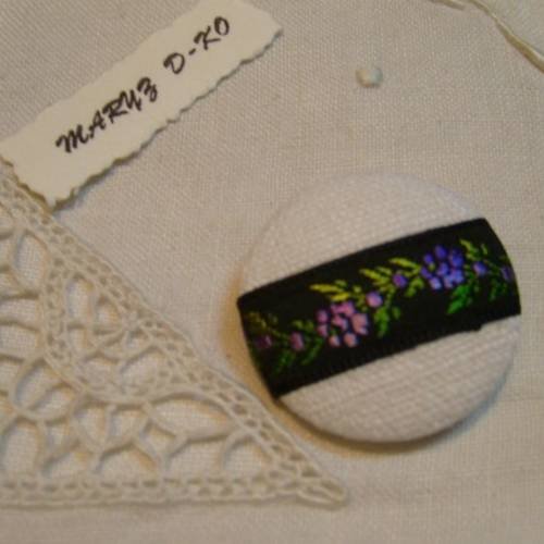 Bouton tissu 32mm" drap ancien / ruban noir broderie fleurs "