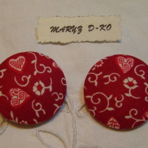 Duo boutons tissu 32mm "  fleurs et coeurs " fond rouge