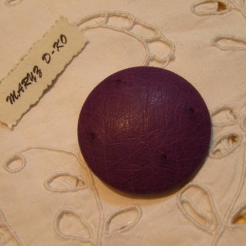 Bouton cuir d'autruche 40mm  " violet " 