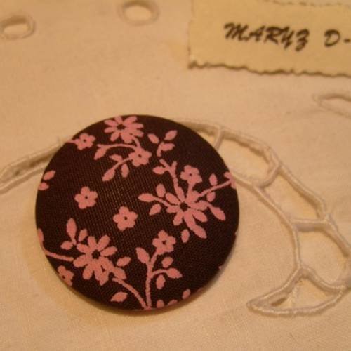Bouton cabochon tissu 32mm " fleurs rose fond marron 