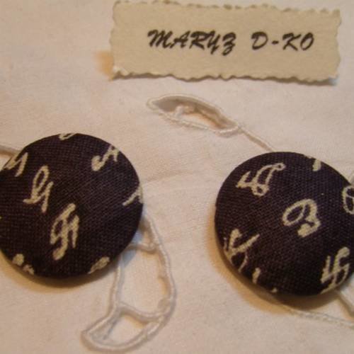 2 boutons cabochons tissu 24mm " lettres " fond noir 
