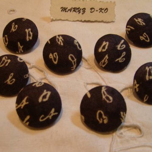 8 boutons tissu 22mm " lettres écru " fond noir 