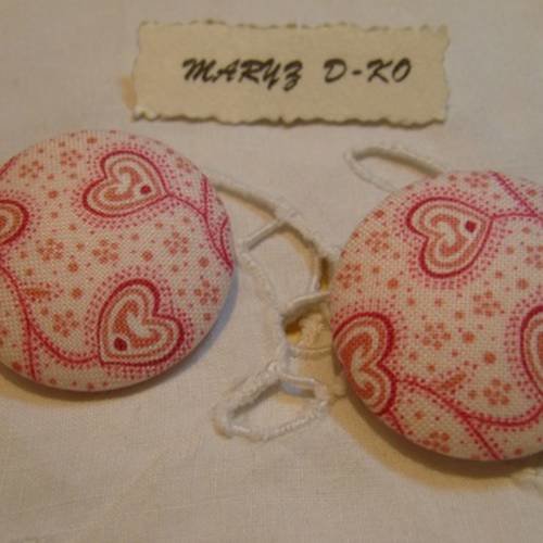 2  boutons  tissu  32mm " coeurs sweethearts " rouge 