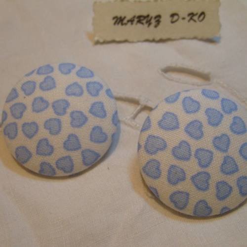 2  boutons  tissu  32mm " coeurs bleu fond blanc " 