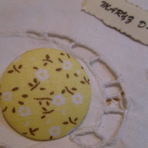 Bouton tissu 32mm  " fleurs blanches fond jaune " 