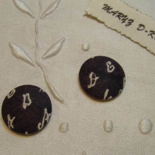 Duo boutons cabochons tissu 20mm " lettres fond noir" 