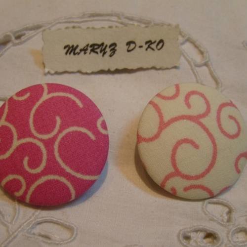 Boutons tissu 32mm " arabesques rose et blanches " 