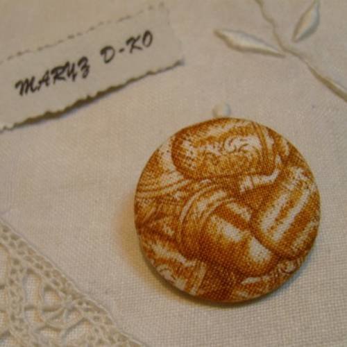 Bouton recouvert de tissu coton  motif mercerie ' dés à coudre ' 32mm