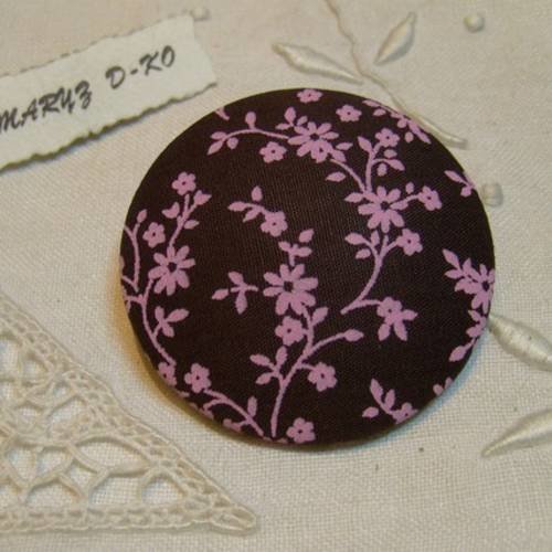 Bouton tissu créateur " fleurs rose fond chocolat " 50mm 