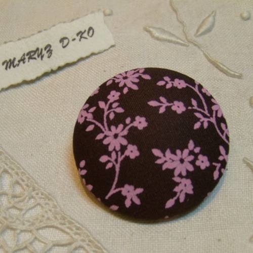 Bouton tissu créateur " fleurs rose fond chocolat " 40mm 