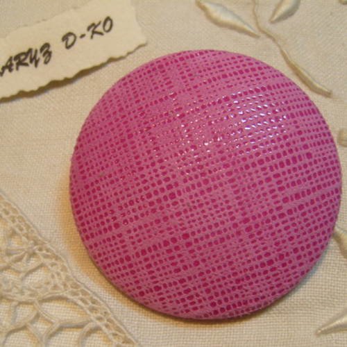 Gros bouton cuir de chèvre trame rose 50mm 